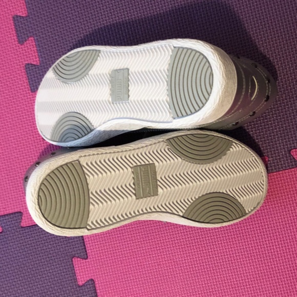 Puma, high rise, metallic silver athletic shoe. - Picture 5 of 6